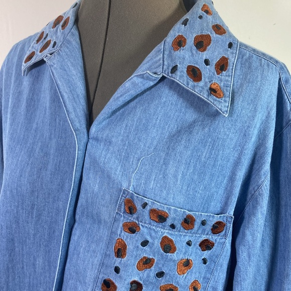 Belle Pointe Top Women Size M Chambray Long Sleeve Button Up Embroidery - Picture 5 of 10